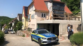 Bei Sanierungsarbeiten hat ein Mann im Schwäbisch Haller Stadtteil Gelbingen eine einbetonierte Patrone angebohrt und sich dabei schwer verletzt.