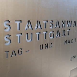 Die Aufschrift «Staatsanwaltschaft Stuttgart» steht vor dem Gebäude der Staatsanwaltschaft auf einem Briefkasten.