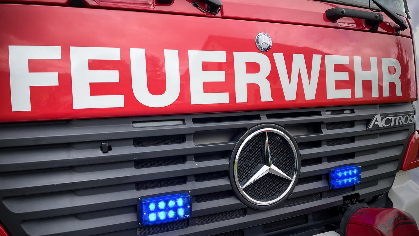 Feuerwehreinsatz in Ichenhausen (Kreis Neu-Ulm): Die Holzkonstruktion einer Garagendecke hielt der Belastung nicht stand. Zwei Menschen wurden verletzt. (Symbolbild