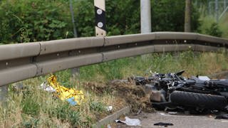 Ein Motorrad liegt nach tödlichem Unfall auf der Strasse