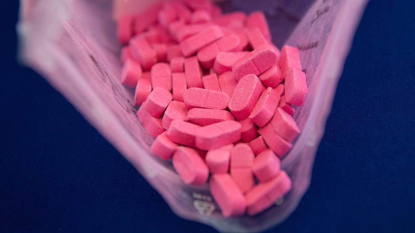 Viele rosa Drogen-Pillen