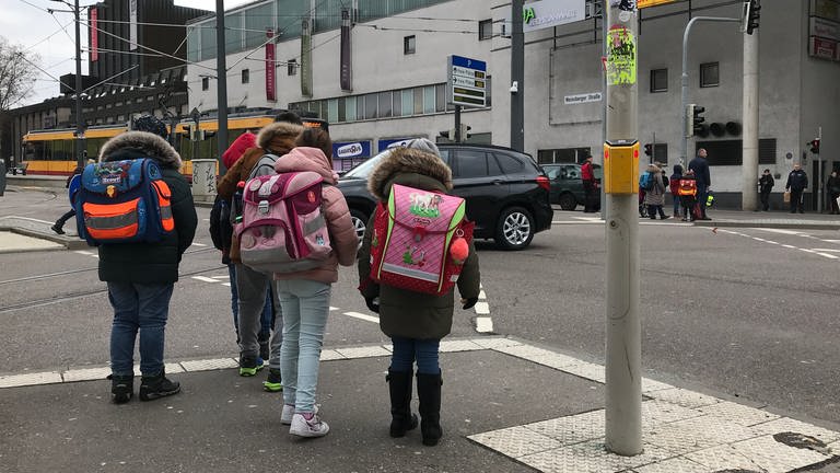 Schulkinder an Straße in Heilbronn