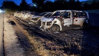 Elf Pkw sind am Sonntagnachmittag auf einem Stoppelacker nahe des Talmarkts in Bad Wimpfen (Kreis Heilbronn) ausgebrannt.