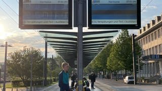 Mann steht vor einer leeren Anzeige der Stadtbahn in Heilbronn