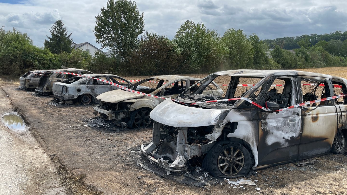 Der Montag nach dem Brand von 16 geparkten Autos