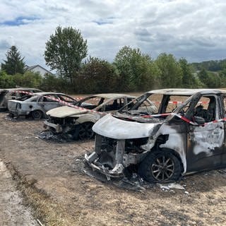 Der Montag nach dem Brand von 16 geparkten Autos