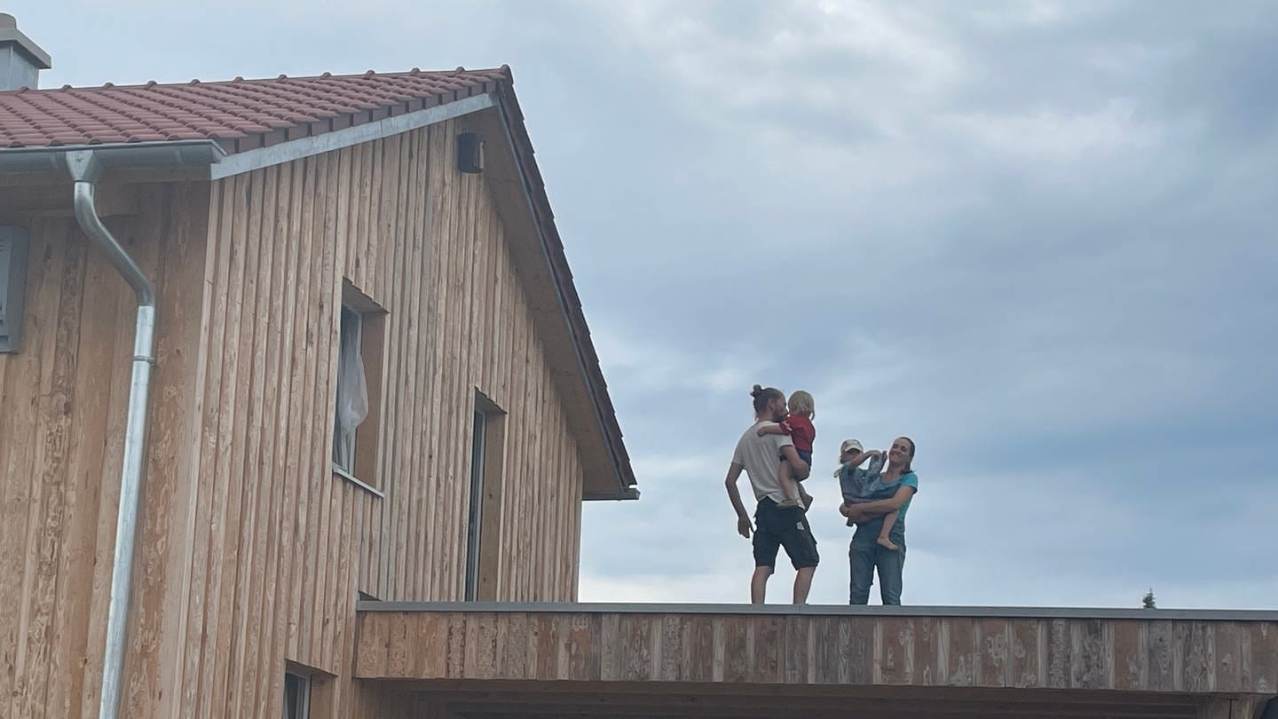 Familie Schindhelm aus Wolpertshausen auf dem Dach ihres Feldhauses.