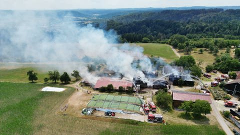 Luftbild vom Bauernhof: Mehrere Scheunen gerieten in Oberrot in Brand. Dabei kamen auch Rinder ums Leben.