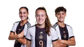 İlayda Açıkgöz, Mara Alber und Dilara Açıkgöz (v.l.n.r.) stehen bei der U19 Europameisterschaft für die Deutsche Nationalmannschaft der Frauen auf dem Platz.