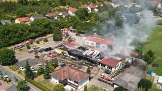 Bei dem Großbrand in einer Autowerkstatt in Werbach-Wenkheim (Main-Tauber-Kreis) ist die Schadenssumme inzwischen auf 3,5 Millionen Euro angestiegen, da wohl auch Oldtimer verbrannt sind.