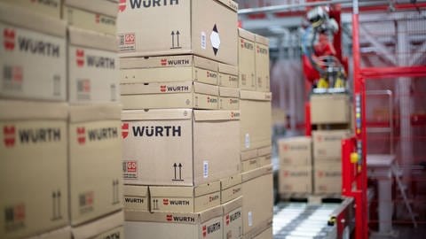 Paket in der Würth-Logistik fährt an einem Scanner vorbei.