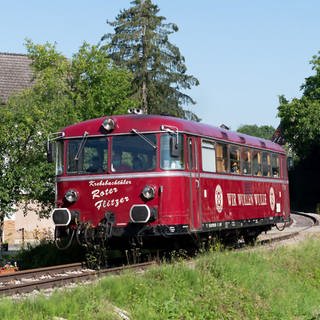 Der "rote Flitzer" ist ein historischer Schienenbus, der auf der Krebsbachtalbahn verkehrt.