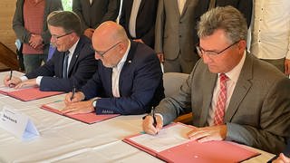 Unterzeichnung der Vereinbarung zum dauerhaften Regelbetrieb auf der Frankenbahn