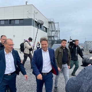 Bundeswirtschaftsminister Robert Habeck (Grüne) ist beim Start der Bauarbeiten des SuedLink-Konverters in Leingarten dabei.