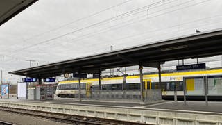 Ein Zug von bwegt wartet am Hauptbahnhof in Heilbronn