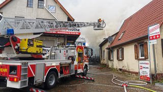 Die Feuerwehr löscht einen Brand in Bad Rappenau. Dort hat es einen Grillunfall gegeben.