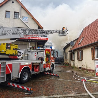 Die Feuerwehr löscht einen Brand in Bad Rappenau. Dort hat es einen Grillunfall gegeben.