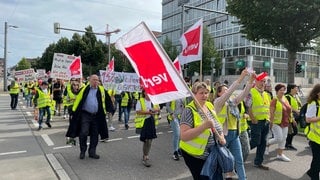 Einzelhandelsbeschäftigte ziehen durch die Heilbronner Innenstadt