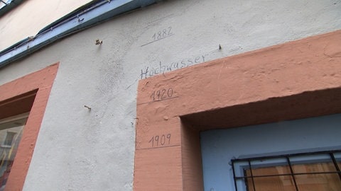 An vielen Häusern in der Altstadt sind Pegelstände von vergangenen Hochwassern gezeichnet.