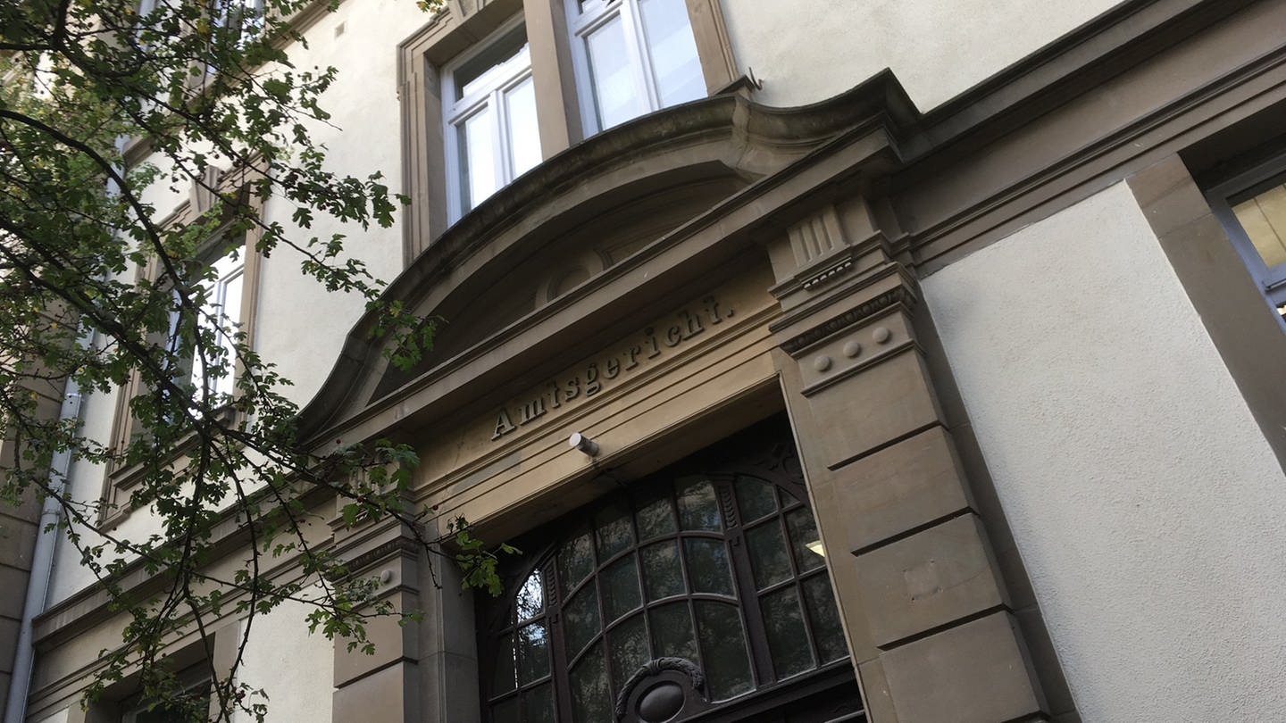 Die Eingangstür des Schwäbisch Haller Amtsgerichts