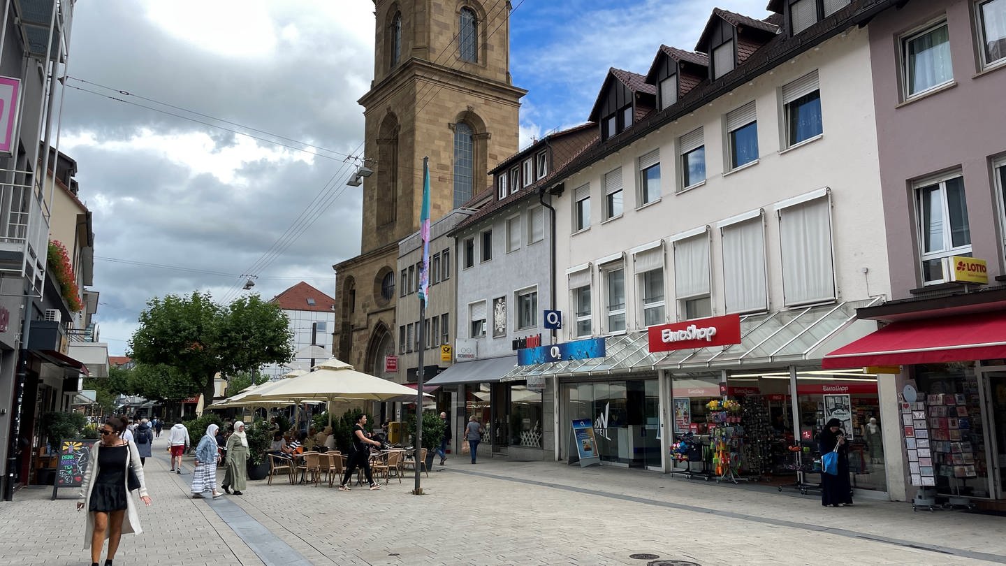 Fußgängerzone in der Innenstadt von Heilbronn mit den üblichen Geschäften