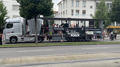 Menschen in Heilbronn beim "Dance for Tolerance" 