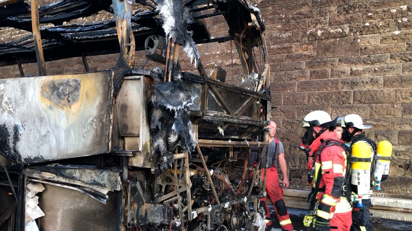 Reisebus auf A81 ausgebrannt
