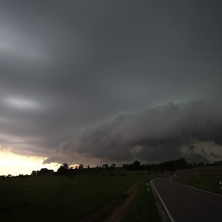 Eine Unwetterzelle baut sich bei Obersontheim auf.