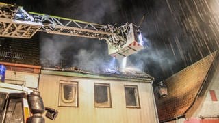Feuerwehr löscht in Dachstuhl mit Drehleiter