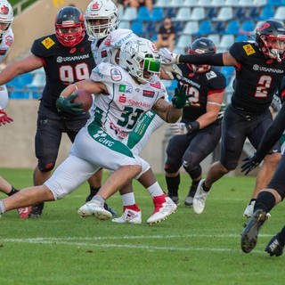 Unicorns Schwäbisch Hall: Mike Gentili mit Ball von Manfred Löffler