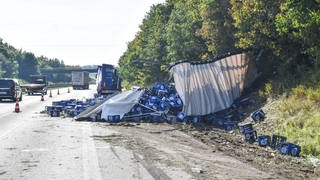 Getränkelaster auf A6 umgekippt