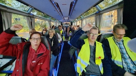 Schon im Bus wird Stimmung gemacht: Rund 200 Streikende aus dem Einzelhandel, wie hier in Heilbronn, reisen aus der Region Heilbronn-Franken zu einer Kundgebung nach Stuttgart.