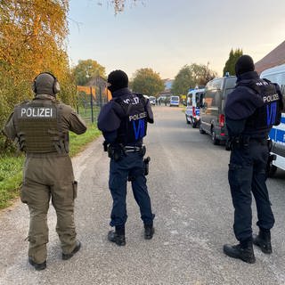 Polizisten bei einer Razzia gegen eine rechtsextreme Sekte im Großraum Heilbronn