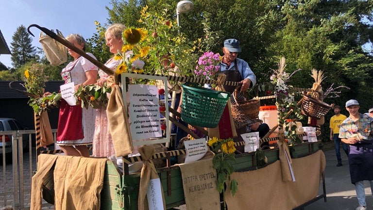 Der Festumzug zum Auftakt des 200-jährigen Jubiläums der Michaelismesse in Wertheim (Main-Tauber-Kreis)