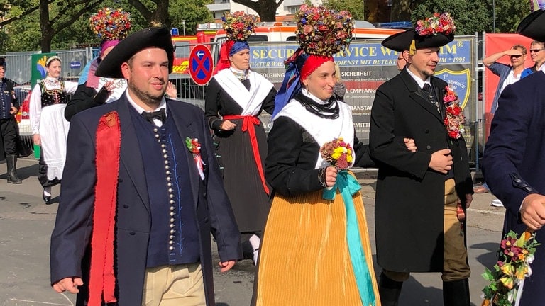 Der Festumzug zum Auftakt des 200-jährigen Jubiläums der Michaelismesse in Wertheim (Main-Tauber-Kreis)