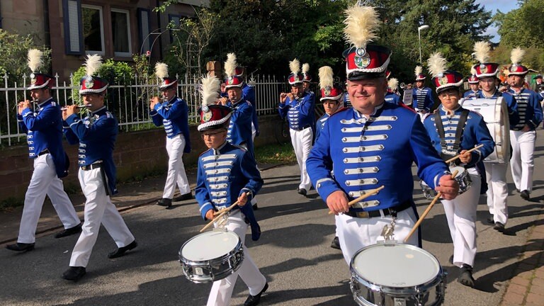 Der Festumzug zum Auftakt des 200-jährigen Jubiläums der Michaelismesse in Wertheim (Main-Tauber-Kreis)