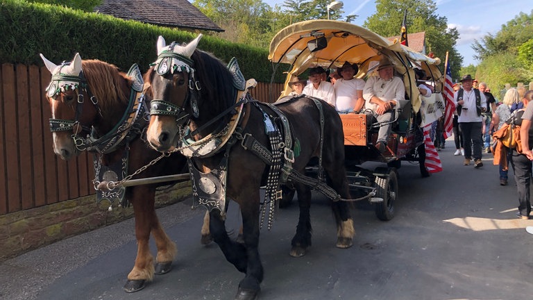 Der Festumzug zum Auftakt des 200-jährigen Jubiläums der Michaelismesse in Wertheim (Main-Tauber-Kreis)