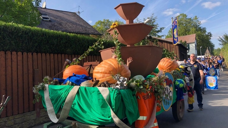 Der Festumzug zum Auftakt des 200-jährigen Jubiläums der Michaelismesse in Wertheim (Main-Tauber-Kreis)