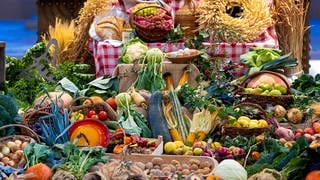 Ernteprodukte liegen 2022 bei einem Erntedankfest vor dem Altar