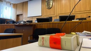 Strafgesetzbuch auf einem Tisch am Landgericht in Heilbronn
