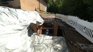 Noch ist die Hauptwasserleitung in Erlenbach (Kreis Heilbronn) freigelegt, doch der Schaden ist bereits behoben.