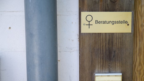 „Beratungsstelle“ steht am Gebäude der Beratungsstelle von Frauen helfen Frauen in der Hansestadt. Freie Plätze gibt es im Frauenhaus Lüneburg zu keiner Zeit im Jahr 