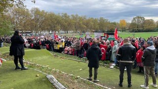 Teilnehmende einer Demonstration für ein "Freies Palästina"