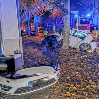 Pkw prallt in Heilbronn gegen Baum