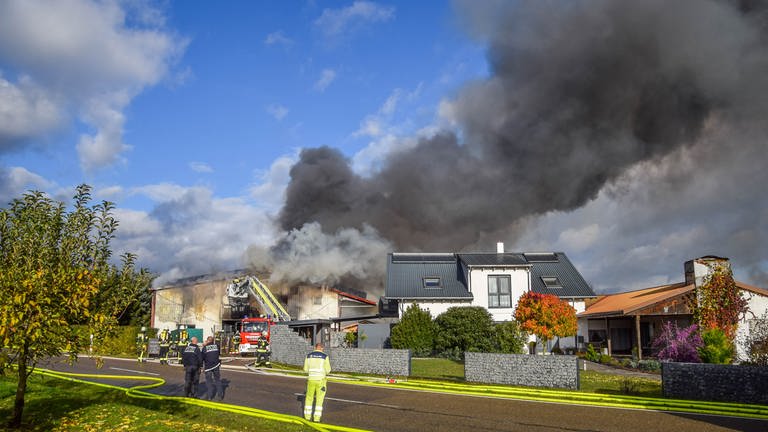In Eppingen (Kreis Heilbronn) ist bei einem Brand einer Lagerhalle ein Schaden von rund einer Million Euro entstanden.