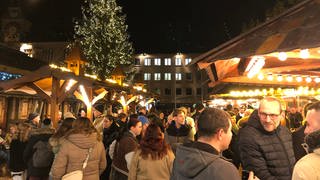 Menschen auf dem Heilbronner Käthchenweihnachtsmarkt
