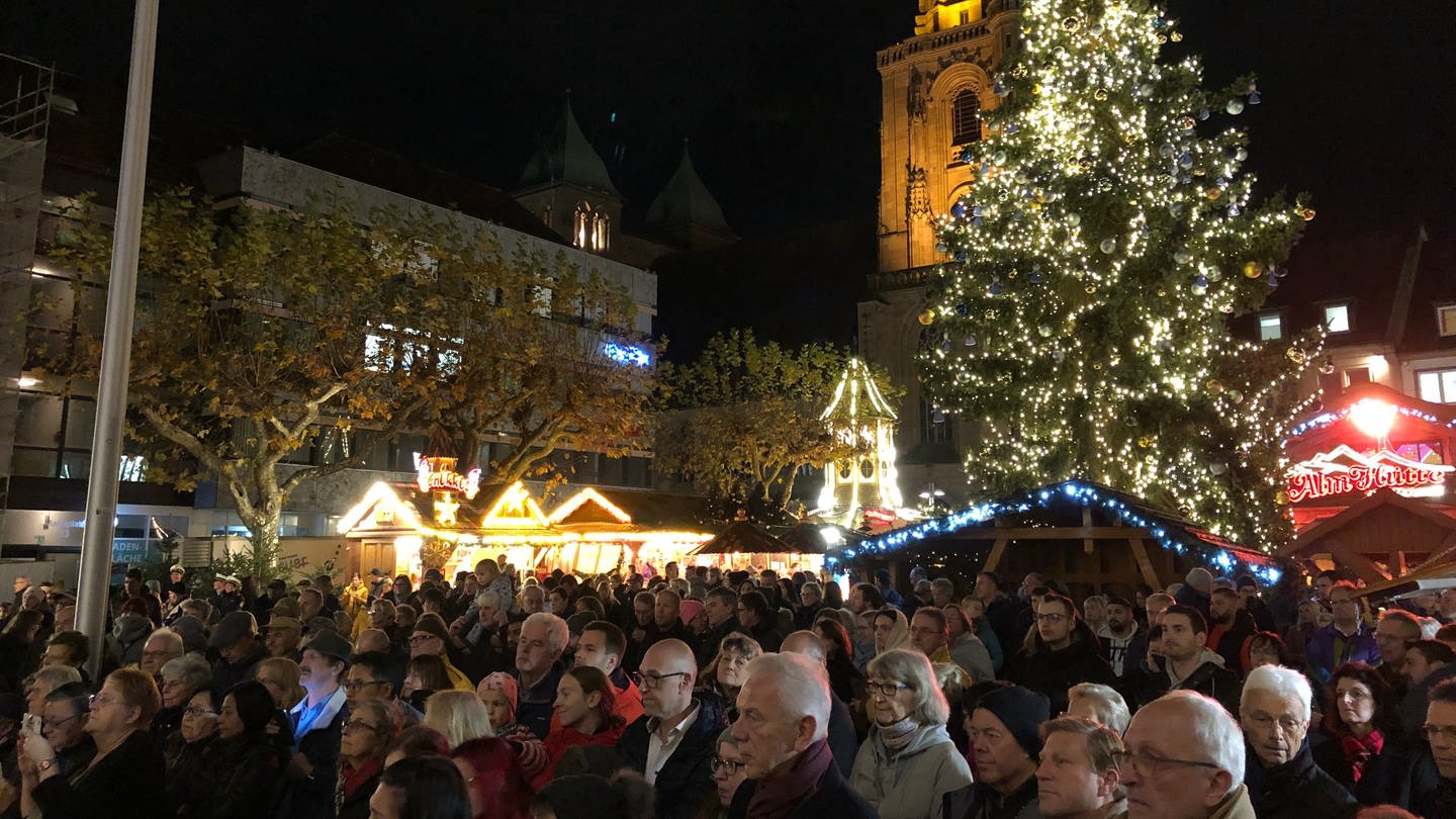 Menschen auf dem Heilbronner Käthchenweihnachtsmarkt