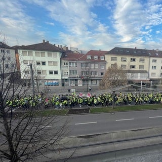 Rund 600 Streikende aus dem Handel, dem öffentlichen Dienst und der AOK waren am Donnerstag in Heilbronn auf der Straße