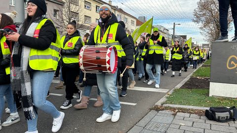 Rund 600 Streikende aus dem Handel, dem öffentlichen Dienst und der AOK waren am Donnerstag in Heilbronn auf der Straße
