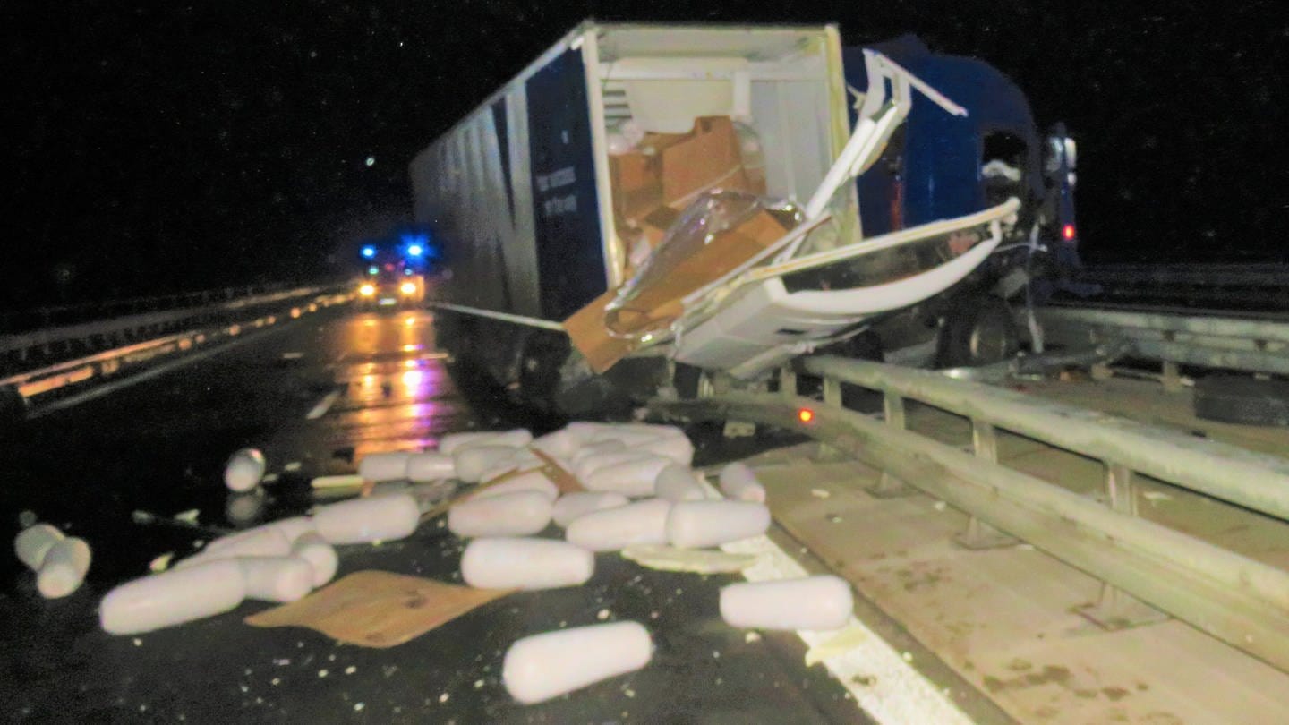 Dönerspieße liegen nach einem Lkw-Unfall auf der Autobahn 81. Ein LKW hatte bei einem Unfall am frühen Sonntagmorgen einen Teil seiner geladenen 21 Tonnen Dönerfleisch verloren, wie die Polizei mitteilte.